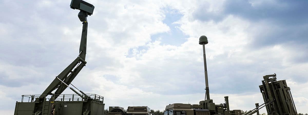A British Army Sky Sabre air defence system, with a Saab Giraffe radar on the left. 