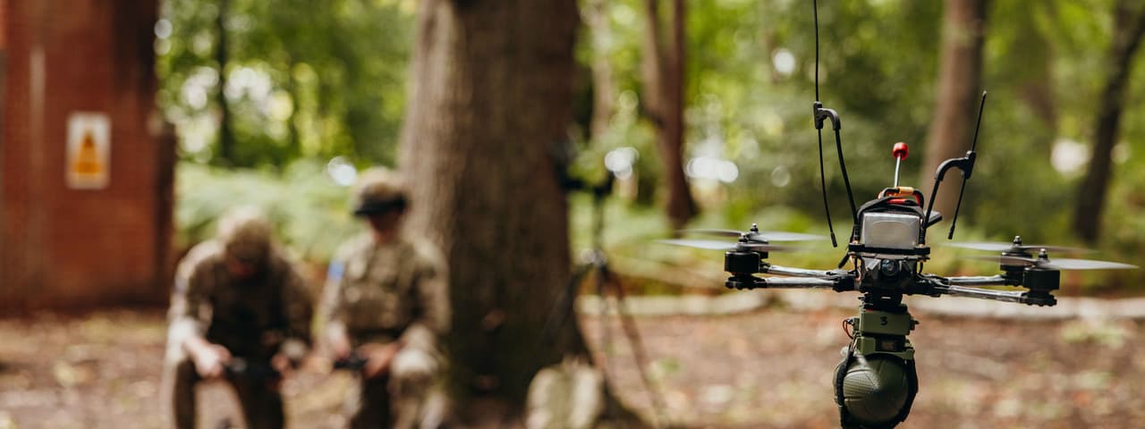 Soldiers from the British Army flying a FPV drone