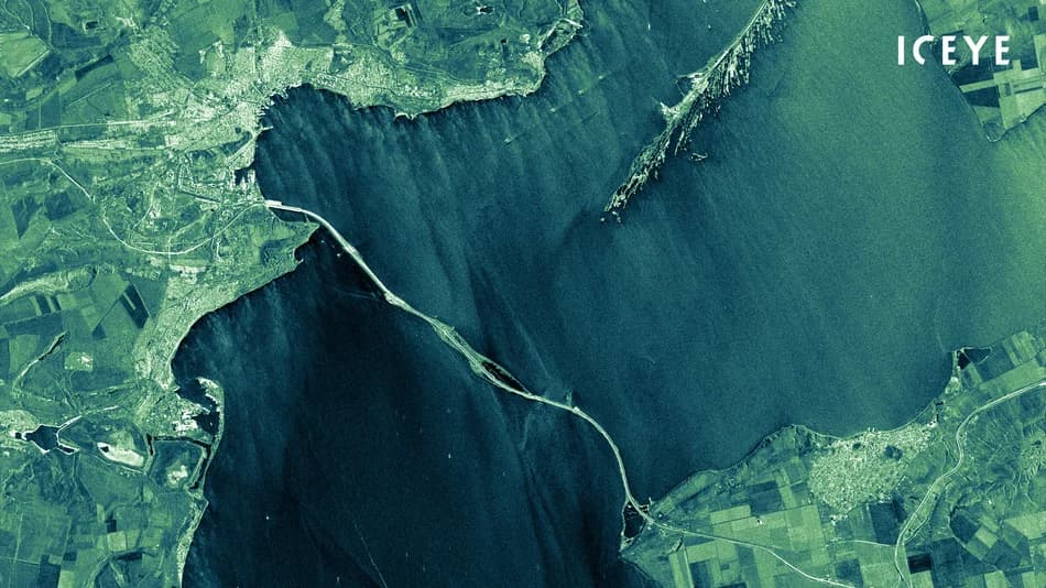 A SAR image of the Crimean bridge in Ukraine from one of Iceye's satellites.
